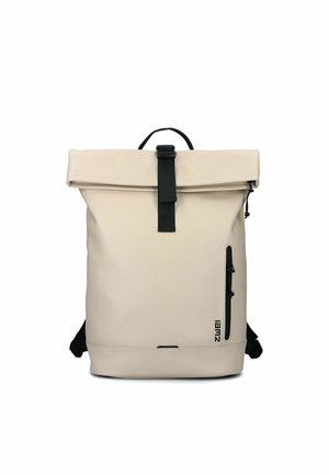 Zaino beige con chiusura a rotolo, fibbia nera, tasca verticale con zip sul davanti, manico nero e spallacci neri.
