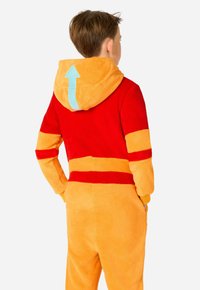 Punane ja oranž pehme kapuutsiga täispikk onesie. Kapuutsil on sinine noolekujuline detail, triibulised varrukad ning pehme ja tekstuuriga viimistlus.