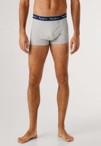 Graue Baumwollboxershorts mit einem marineblauen elastischen Bund, der mit weißem "Pepe Jeans"-Markenschriftzug versehen ist. Figurbetontes Design, mittellange Beinlänge, glatte Textur.