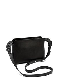 Borsa a tracolla in pelle nera con una texture liscia, dotata di una tracolla a catena e di una forma rettangolare. Design minimalista senza hardware visibile.