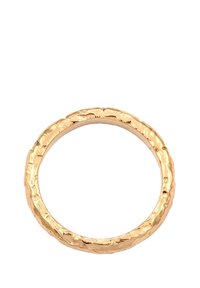 Zlatni prsten s teksturiranom, kovanom površinom i zaobljenim dizajnom. Ima ravnomjernu debljinu kroz cijelu dužinu i toplu metalnu završnu obradu.