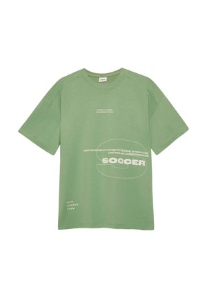 T-shirt vert à manches courtes avec texte blanc comprenant "SOCCER", des citations motivantes et "SLVR SOCCER TEAM" sur le devant.