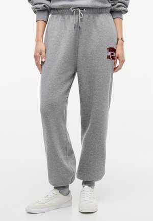 Tommy Hilfiger, FLOCK VARSITY LOGO CUFFED JOGGERS - Долнище на анцуг - medium grey heather