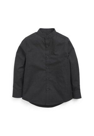 Sort skjorte med lange ærmer, knapper ned foran, båndkrave, seks knapper foran og en let buet kant forneden.