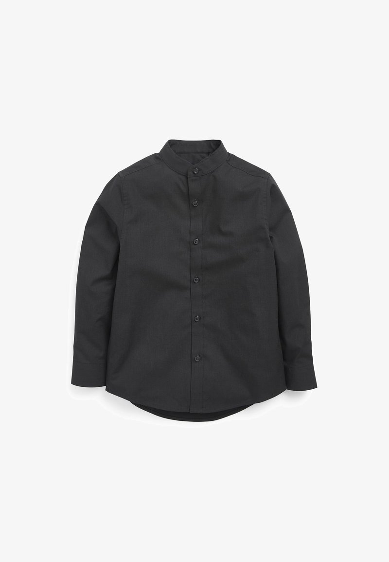 Chemise noire à manches longues avec boutons, col mao, six boutons sur le devant et un ourlet légèrement arrondi.