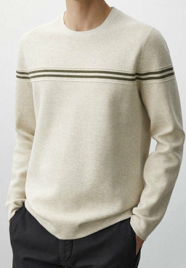 Beżowy sweter z długimi rękawami, okrągłym dekoltem i ciemnozielonymi poziomymi paskami na klatce piersiowej. Miękka tkanina o gładkiej fakturze.