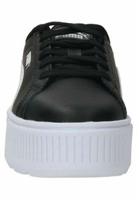 Sneaker in pelle nera con lacci neri, suola platform in gomma bianca e un logo discreto sul lato. Presenta un design con punta arrotondata.