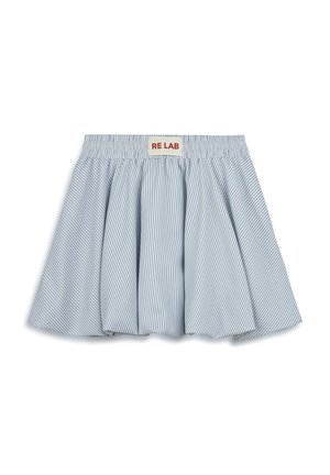 Jupe rayée bleu clair et blanche avec une taille élastique et des plis froncés. Présente une étiquette rouge avec "RE LAB" à la taille.