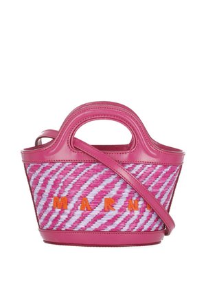 Borsa intrecciata rosa e bianca con manici curvi in pelle, tracolla removibile e logo arancione "MARNI" al centro della parte anteriore.