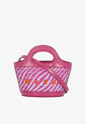 Borsa intrecciata rosa e bianca con manici curvi in pelle, tracolla removibile e logo arancione "MARNI" al centro della parte anteriore.