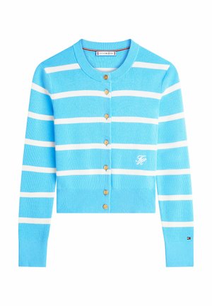 Lichtblauwe vest met witte horizontale strepen, gouden knopen aan de voorkant, geribde manchetten en zoom, en kleine geborduurde logo's op de borst en mouw.