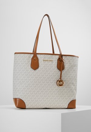 Sac cabas Michael Kors beige et marron avec motif logo MK, poignées en cuir marron, bordure et breloque ronde MK suspendue à une lanière.