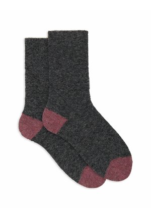 Calze grigie a maglia con una texture morbida, caratterizzate da dettagli bordeaux sulla punta. Il design è di lunghezza media fino al polpaccio e simmetrico.