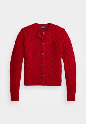 Cardigan de punto trenzado rojo con cuello redondo, con una fila de botones, puños y dobladillo acanalados. Incluye un sutil detalle de logo en el pecho.