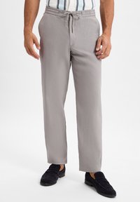 Graue, leichte Hose mit elastischem Bund und Kordelzug. Sie verfügt über einen schmalen, geraden Schnitt und eine glatte Textur.