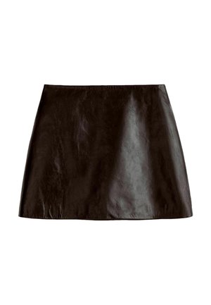 Fekete bőrből készült miniszoknya, sima, kissé fényes felülettel és egyenes szegéllyel.