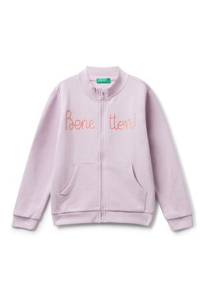 Jasnofioletowa kurtka zapinana na zamek, wykonana z miękkiej bawełny. Zawiera ribbowane mankiety, dwie przednie kieszenie oraz haftowany napis "Benetton!" na piersi.