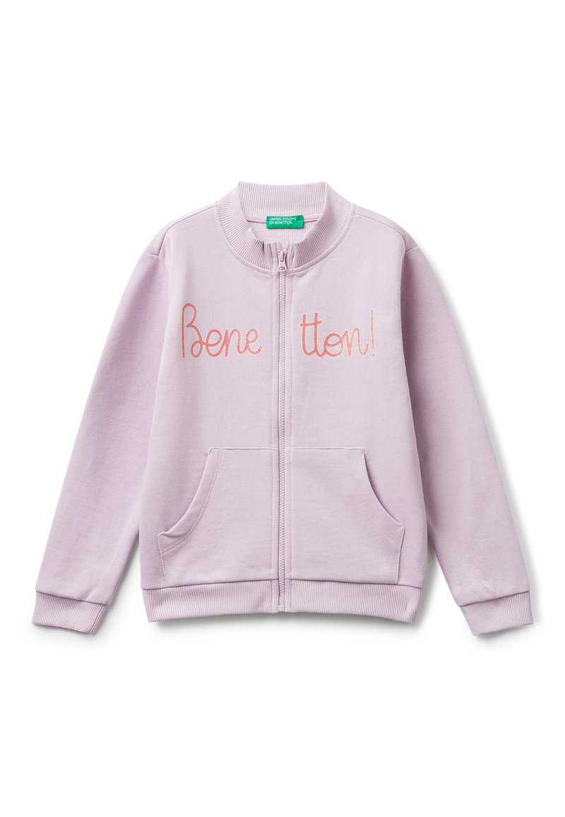 Giacca zip-up di colore viola chiaro realizzata in morbido cotone. Presenta polsini a costine, due tasche frontali e testo ricamato che recita "Benetton!" sul petto.