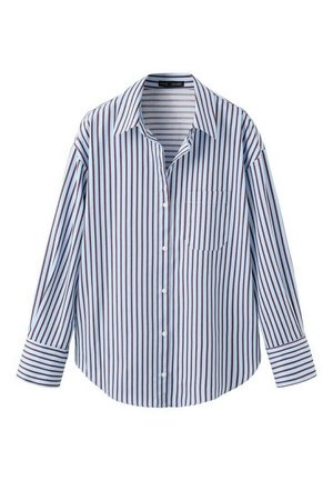 Camisa de manga larga con botones, con rayas verticales azules y marrones, cuello puntiagudo, bolsillo delantero en el pecho y puños abotonados.