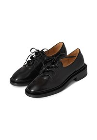 Scarpe stringate in pelle nera con finitura lucida, punta rotonda e tacco basso a blocco. Presentano dettagli decorativi con lacci sul davanti.
