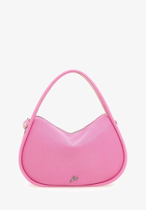 Bolso de mano perforado en color rosa con forma redondeada y estilo hobo. Presenta un ribete suave y un cierre de cremallera plateado, acentuado por un pequeño emblema de la marca.
