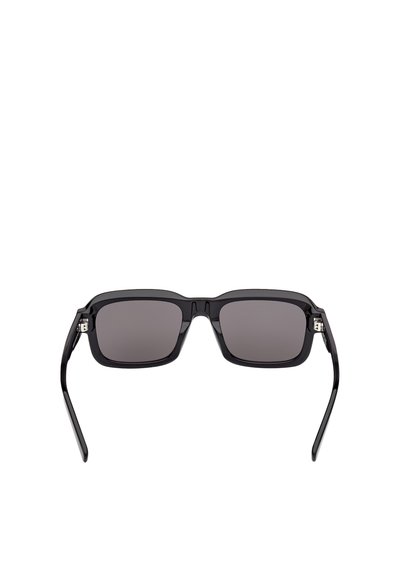 Occhiali da sole neri con lenti grigie, caratterizzati da una montatura lucida e dettagli in metallo sulle cerniere, progettati per un aspetto audace.