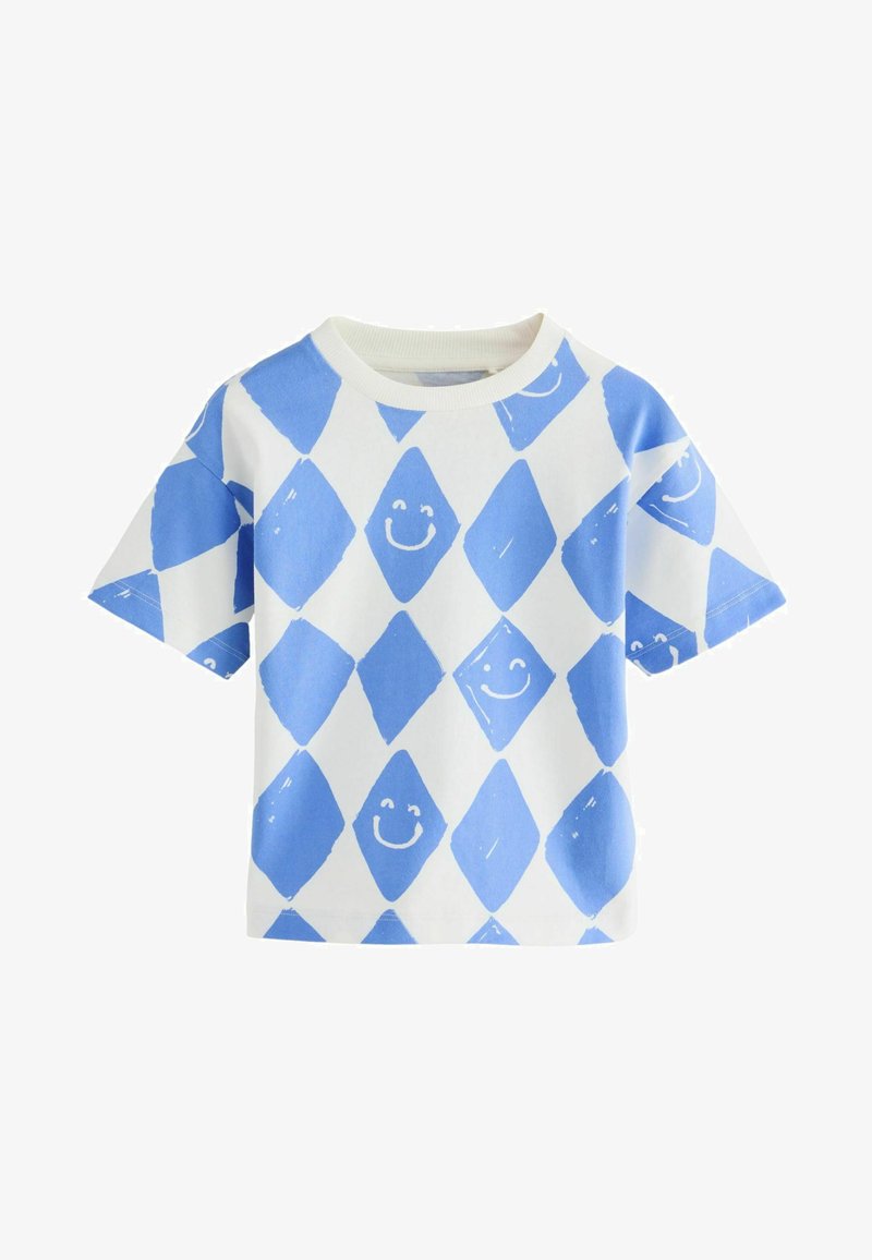 Camiseta de algodón de manga corta con una base blanca, formas de rombos azules y caras sonrientes. Cuello redondo y corte relajado con una textura suave.