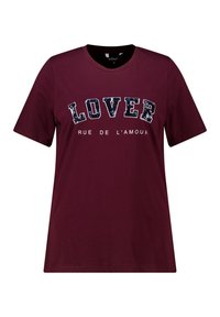 Bordeaux katoenen t-shirt met korte mouwen, voorzien van een textuur met glinsterende "LOVER" graphic en de tekst "RUE DE L'AMOUR" eronder. Klassieke pasvorm.