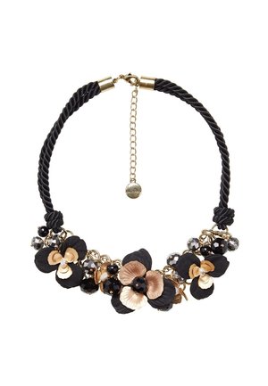 Zwarte gedraaide koordketting met gouden en zwarte bloemige bedels en gefacetteerde kralen, voorzien van een gouden kettingsluiting met een gegraveerd label.