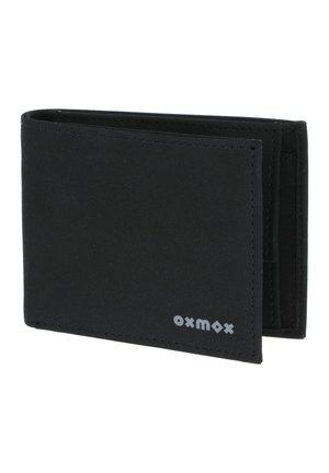 Schwarzes Bifold-Portemonnaie mit sichtbaren Nähten und kleinem silbernen "oxmox"-Logo in der unteren rechten Ecke.