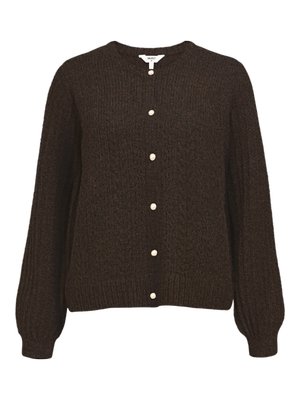 Cardigan en tricot brun foncé avec un col rond, des manches longues et cinq boutons blancs faisant office de fermeture sur le devant. Tissu texturé.