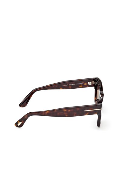 Sköldpaddsmönstrade solglasögon med rektangulära linser, tunna metallaccenter på bågarna och böjda tempelspetsar. Tillverkade av glänsande plastmaterial.