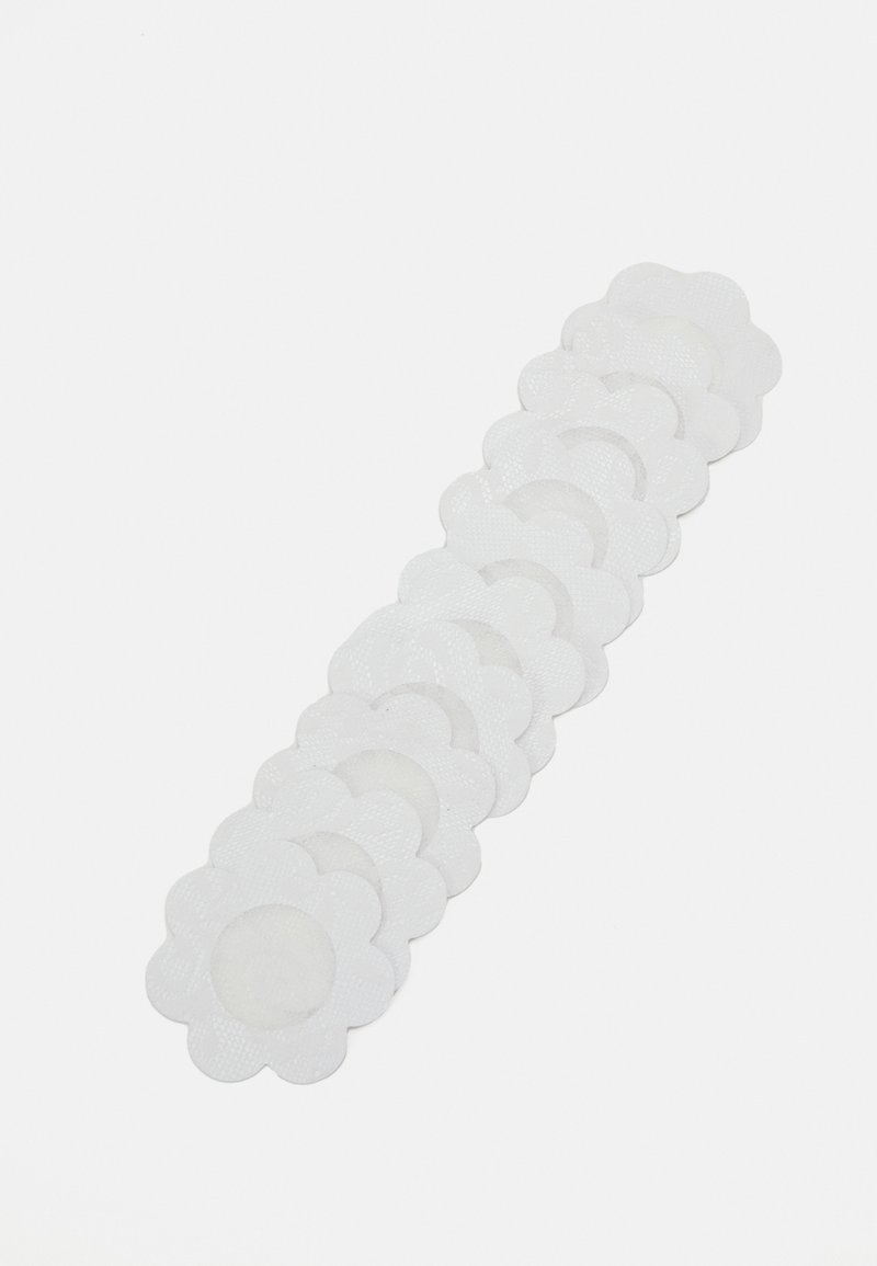 Patches adesivos em forma de flor brancos dispostos em linha, apresentando uma superfície texturizada e um buraco central.