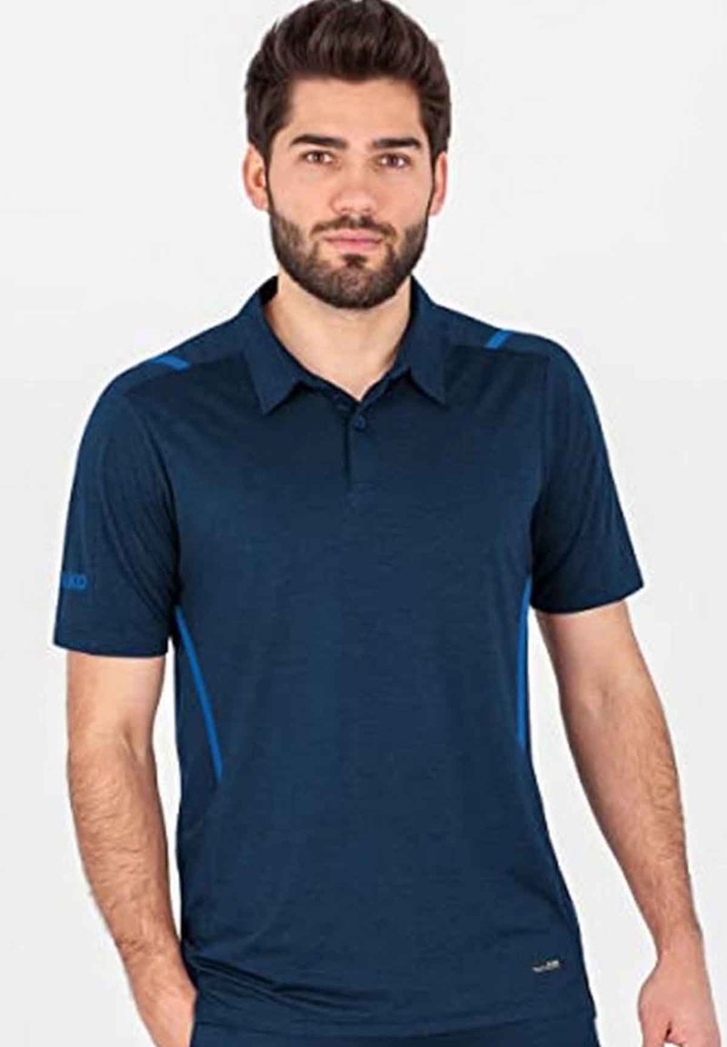 Donkerblauwe polo shirt met korte mouwen, een kraag en blauwe zijaccenten. Gemaakt van een zachte, lichte stof.
