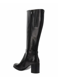 Botas de cuero negro hasta la rodilla con cremallera lateral, tacón ancho y acentos verticales en el caña para añadir textura y detalles de diseño.