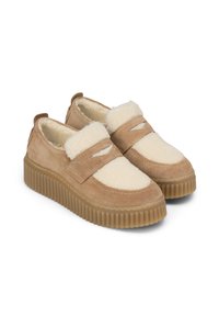 Sandfarbene Wildlederschuhe mit cremefarbenen Kunstfellakzenten, zwei elastischen Riemen und einer geriffelten Gummisohle. Abgerundetes Zehendesign mit einem weichen Innenfutter.