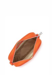 Borsa clutch arancione in pelle con zip, caratterizzata da una texture liscia e foderata in beige, dotata di hardware in argento e una forma strutturata.