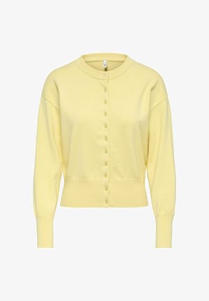 Hellgelber Langarm-Strickcardigan mit Knöpfen, gerippten Bündchen, Saum und rundem Ausschnitt vor weißem Hintergrund.