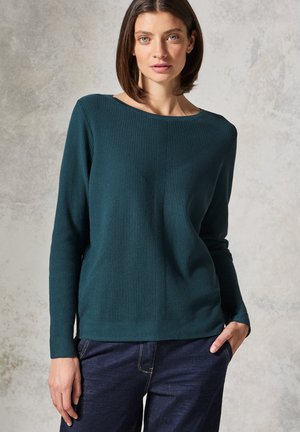 Ribbet teal langærmet sweater med en bred udskæring, prydet med en central søm og en let løs pasform, godt sammen med mørkeblå jeans.