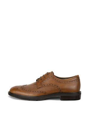 Scarpa elegante brogue in pelle marrone con motivi decorativi traforati e suola nera, vista laterale su sfondo bianco.