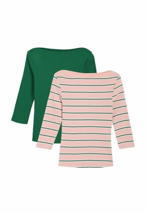 Dwa prążkowane topy z dekoltem w łódkę i rękawami do łokcia, jeden w jednolitym zielonym kolorze, drugi różowy z zielonymi poziomymi paskami.