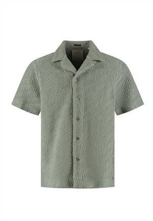 Koszula na krótkie rękawy zapinana na guziki, wykonana z teksturowanej jasnoszarej tkaniny z diagonalnym wzorem w splocie oraz klasycznym kołnierzykiem, pokazana na płasko.