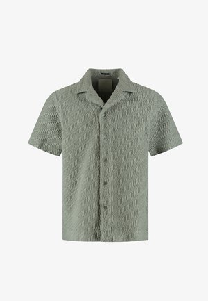 Kurzärmeliges Hemd mit Knopfleiste aus strukturiertem hellgrauem Stoff mit diagonal gewebtem Muster und klassischem Kragen, flach ausgelegt.