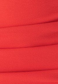 RIRI MINI - Pouzdrové šaty - coral