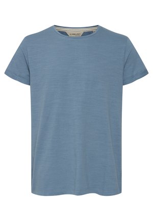 Sinine lühikeste varrukatega T-särk, millel on ümmargune kaelus, pehme tekstuur ja diskreetne heather muster. Valmistatud kergest, hingavast kangast.
