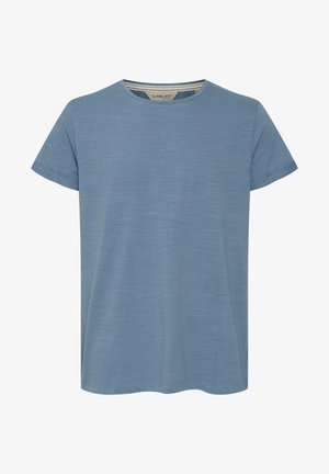 Sinine lühikeste varrukatega T-särk, millel on ümmargune kaelus, pehme tekstuur ja diskreetne heather muster. Valmistatud kergest, hingavast kangast.