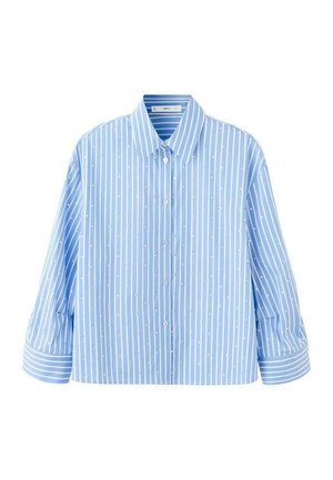 Cămașă bleu deschis cu guler, cu dungi verticale albe și accente mici punctate. Design cu nasturi pe față și mâneci largi, ușor umflate.