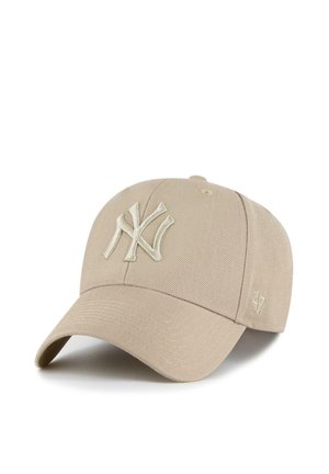 Beige Baseballkappe mit gebogenem Schirm, vorne mit gesticktem New York Yankees-Logo und kleinem '47 Markenlogo an der Seite.