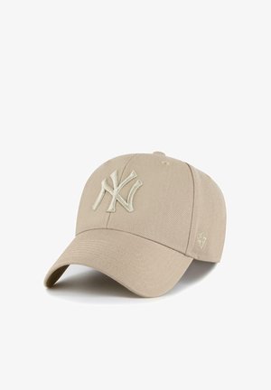 Beige Baseballkappe mit gebogenem Schirm, vorne mit gesticktem New York Yankees-Logo und kleinem '47 Markenlogo an der Seite.