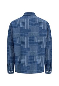 Modrá vzorovaná košeľa s kombináciou textúr a prúžkov, gombíkovými manžetami a golierom; vyrobená z mäkkej látky s moderným dizajnom.